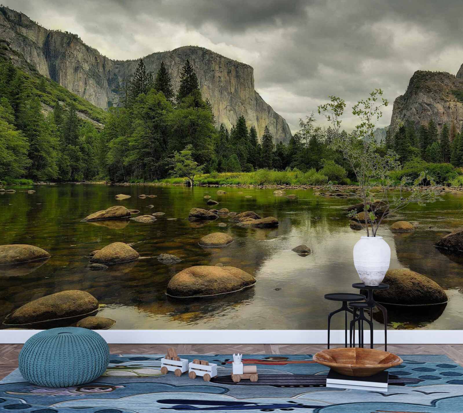 Papier peint journée nuageuse au bord d'une rivière en montagne