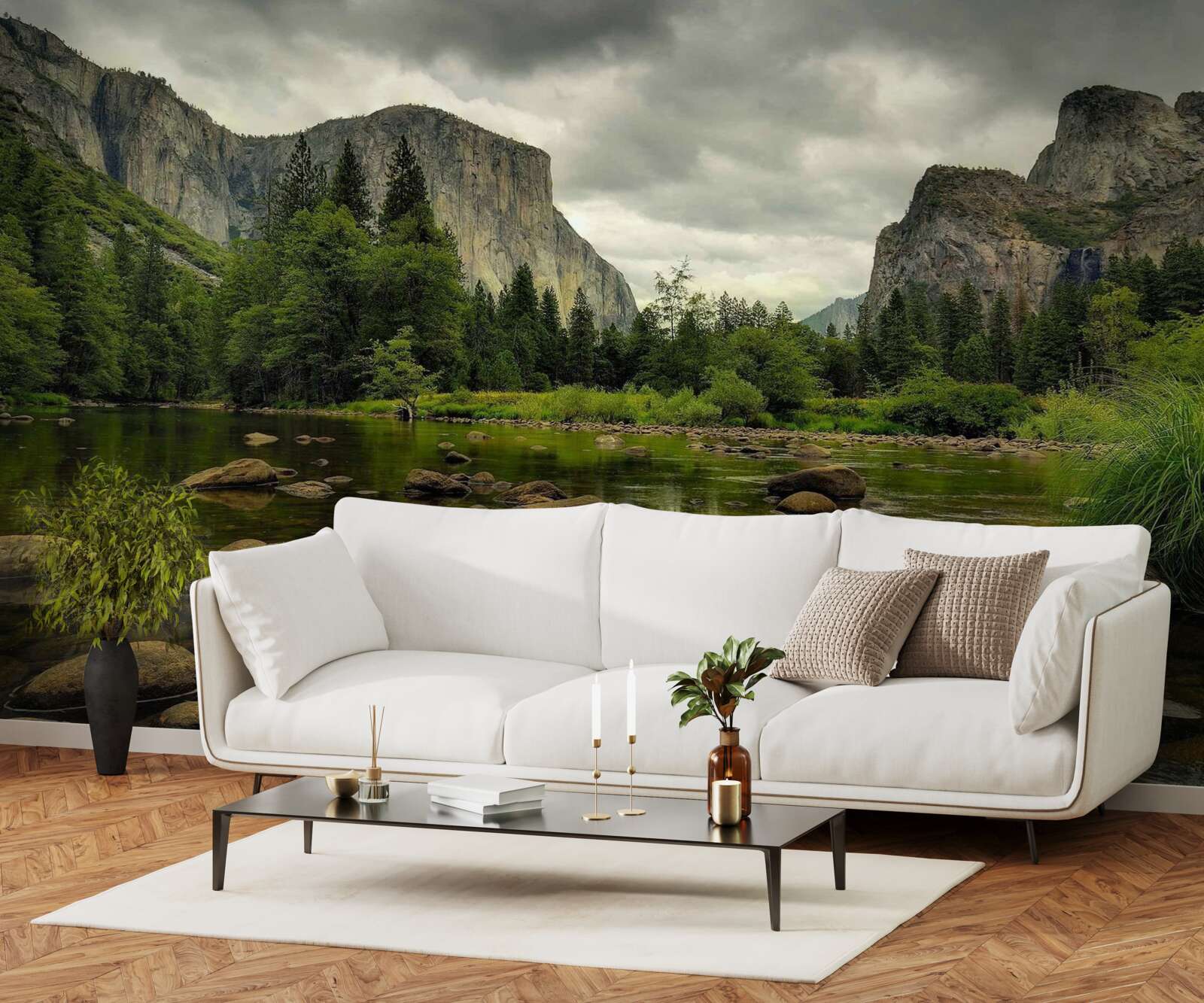 Papier peint journée nuageuse au bord d'une rivière en montagne