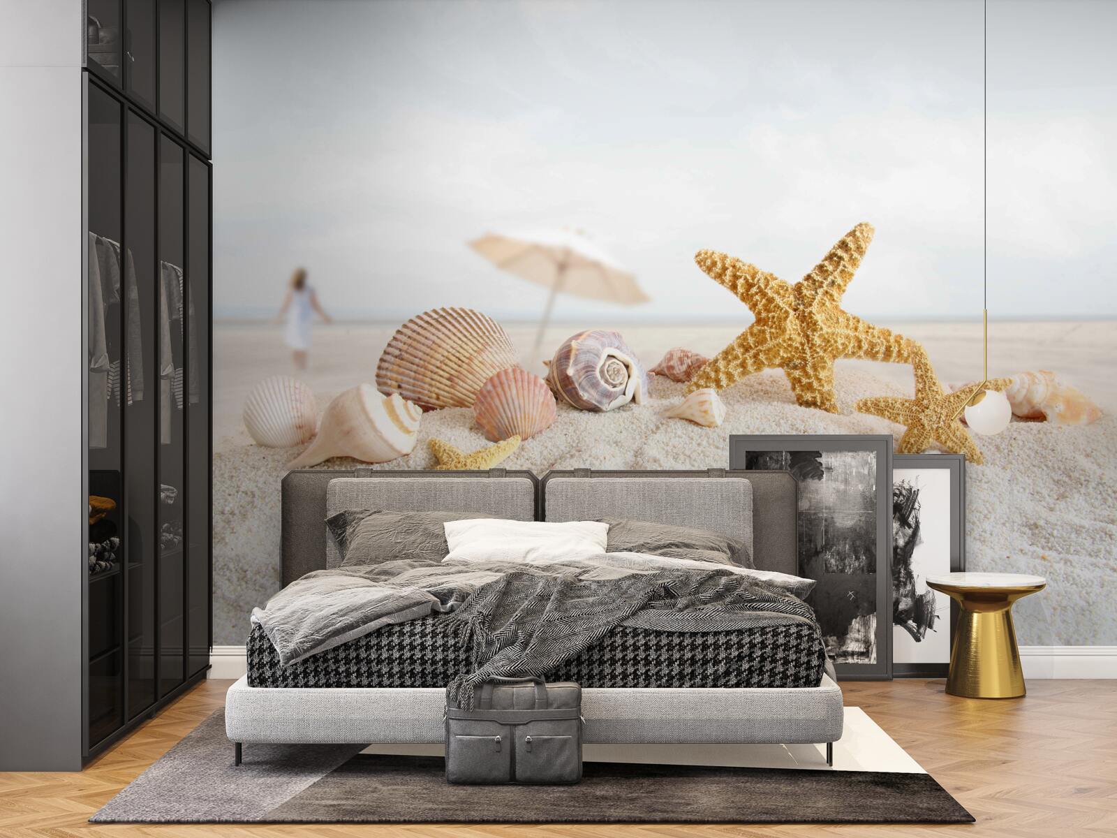 Papier peint des étoiles de mer et des coquillages reposent sur le sable