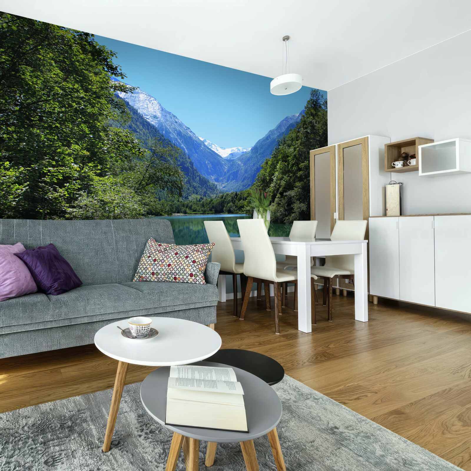 Papier peint un réservoir tranquille caché dans la forêt dense sur les pentes des montagnes