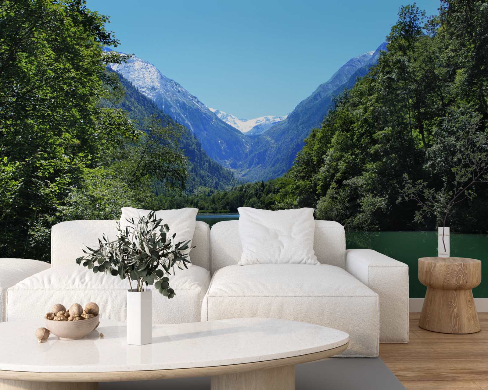 Papier peint un réservoir tranquille caché dans la forêt dense sur les pentes des montagnes