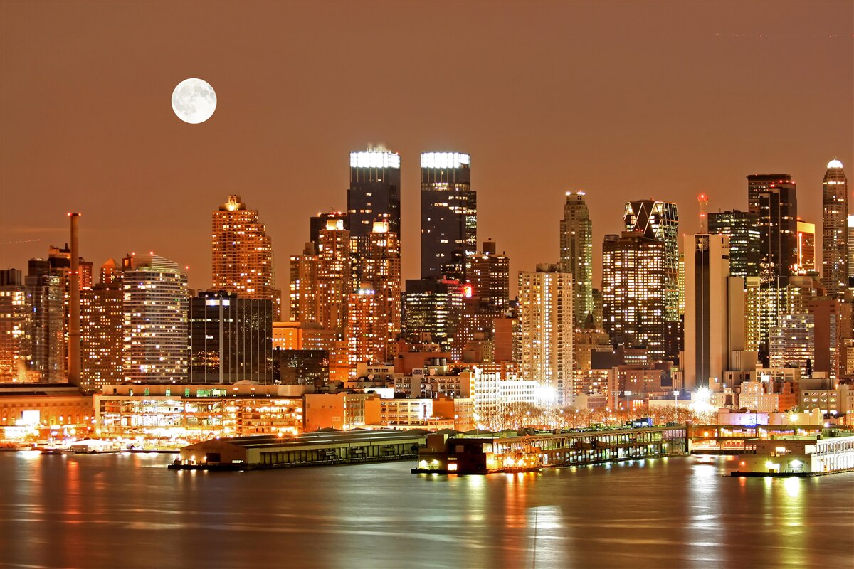 Papier peint la ville est éclairée par la pleine lune