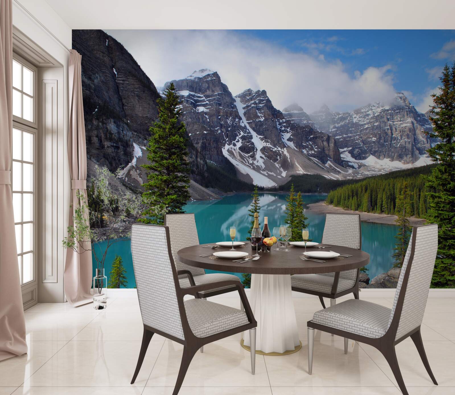 Papier peint un lac aux eaux bleues au pied de sommets montagneux