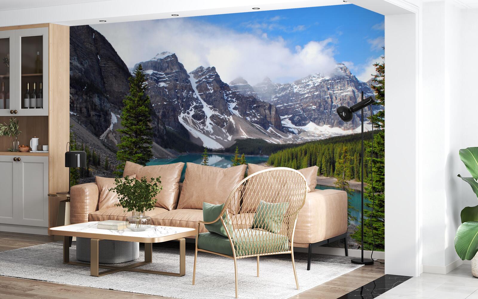 Papier peint un lac aux eaux bleues au pied de sommets montagneux