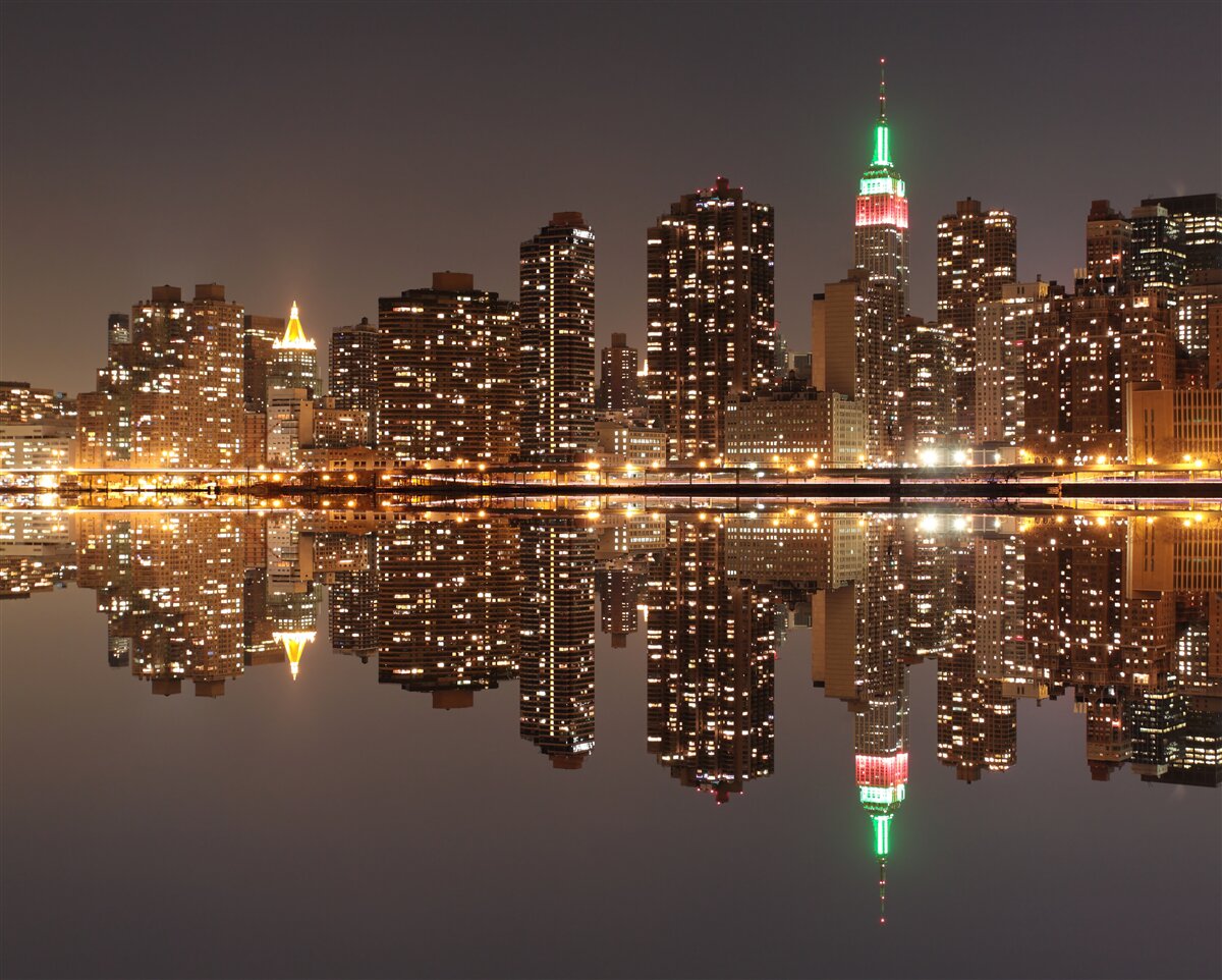 Papier peint le reflet de la ville dans l'eau est comme un miroir