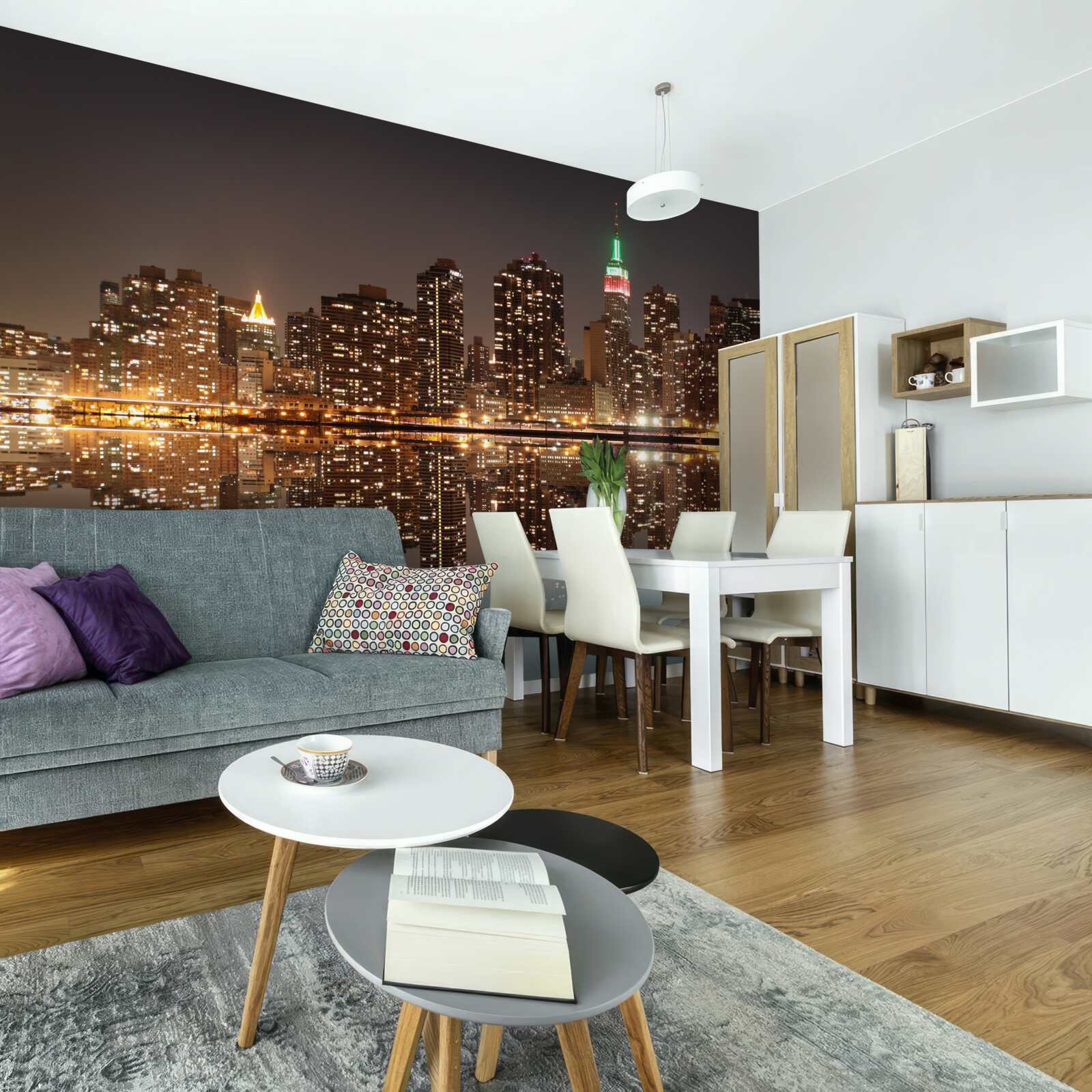 Papier peint le reflet de la ville dans l'eau est comme un miroir