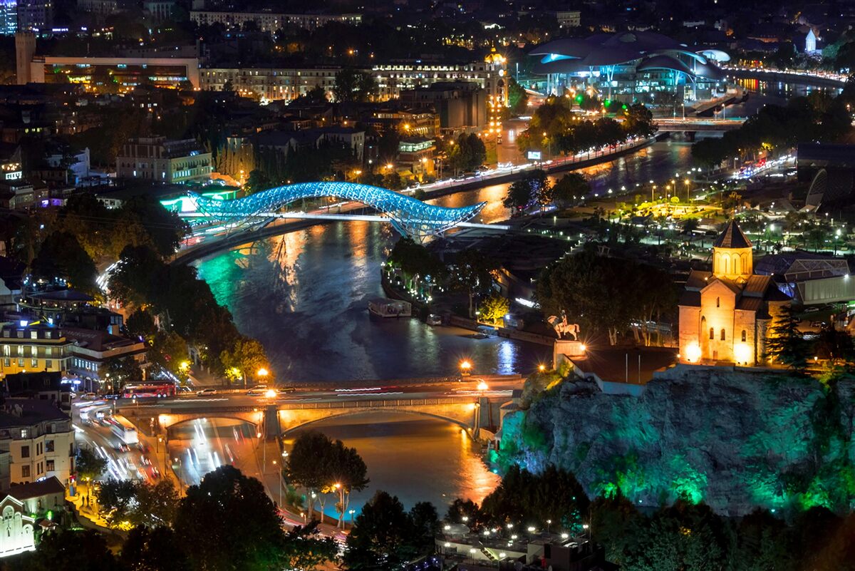 Papier peint tbilissi moderne dans la soirée