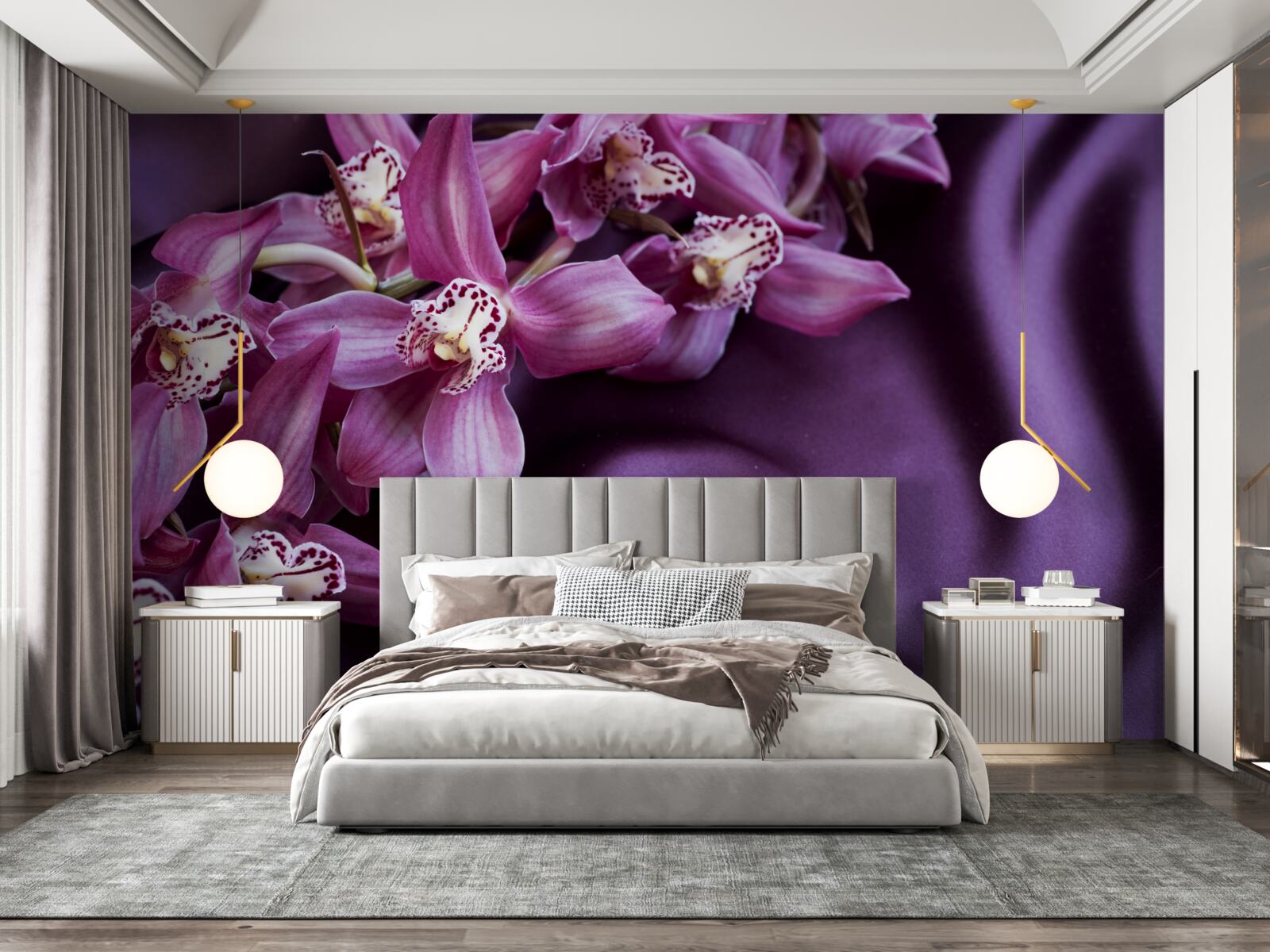 Papier peint orchidées violettes sur satin de la même teinte
