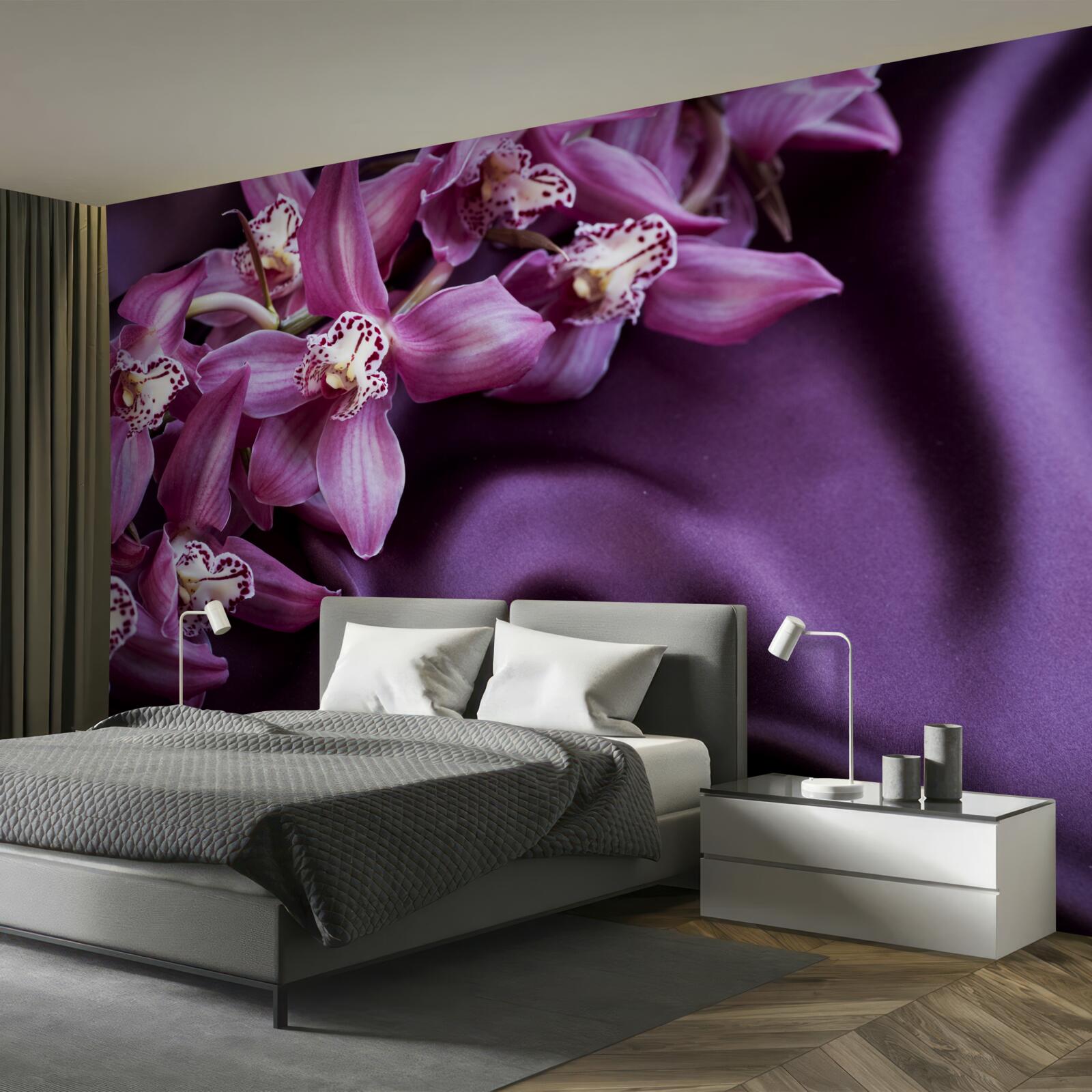 Papier peint orchidées violettes sur satin de la même teinte