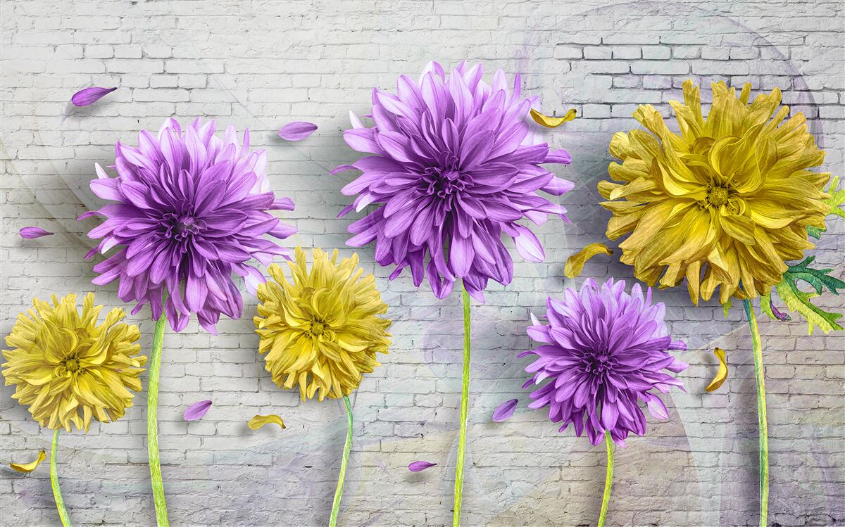 Papier peint des fleurs dans les tons de violet et de jaune s'épanouissent sur un mur de briques