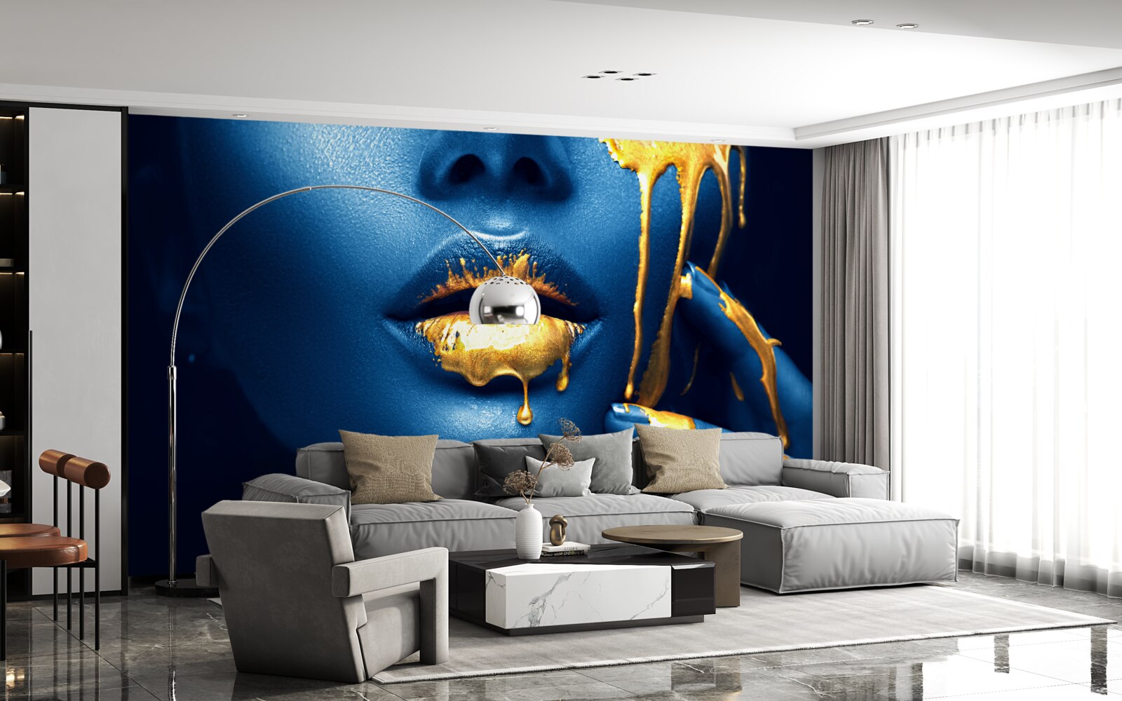 Papier peint femme avec du rouge à lèvres doré brillant sur les lèvres