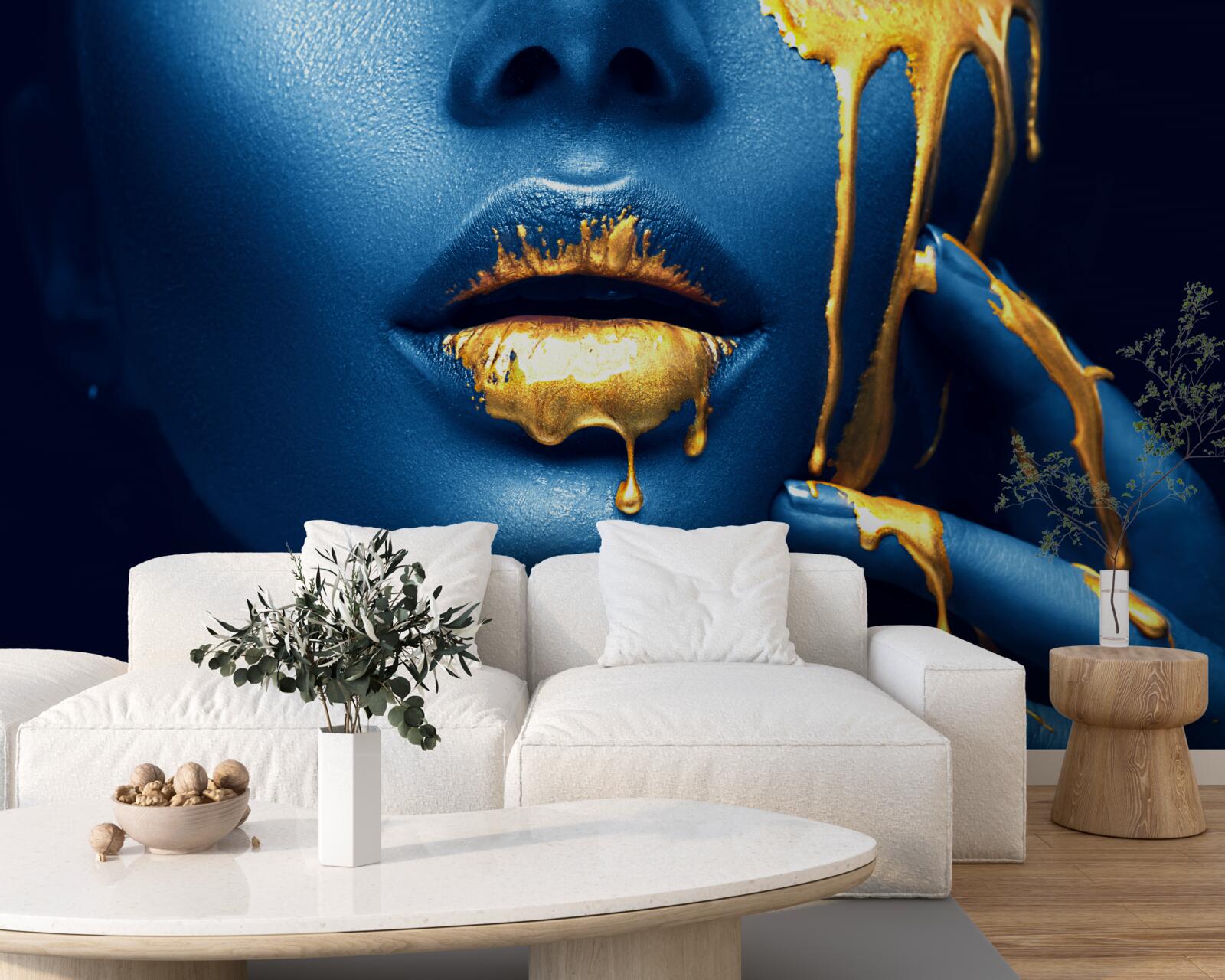 Papier peint femme avec du rouge à lèvres doré brillant sur les lèvres