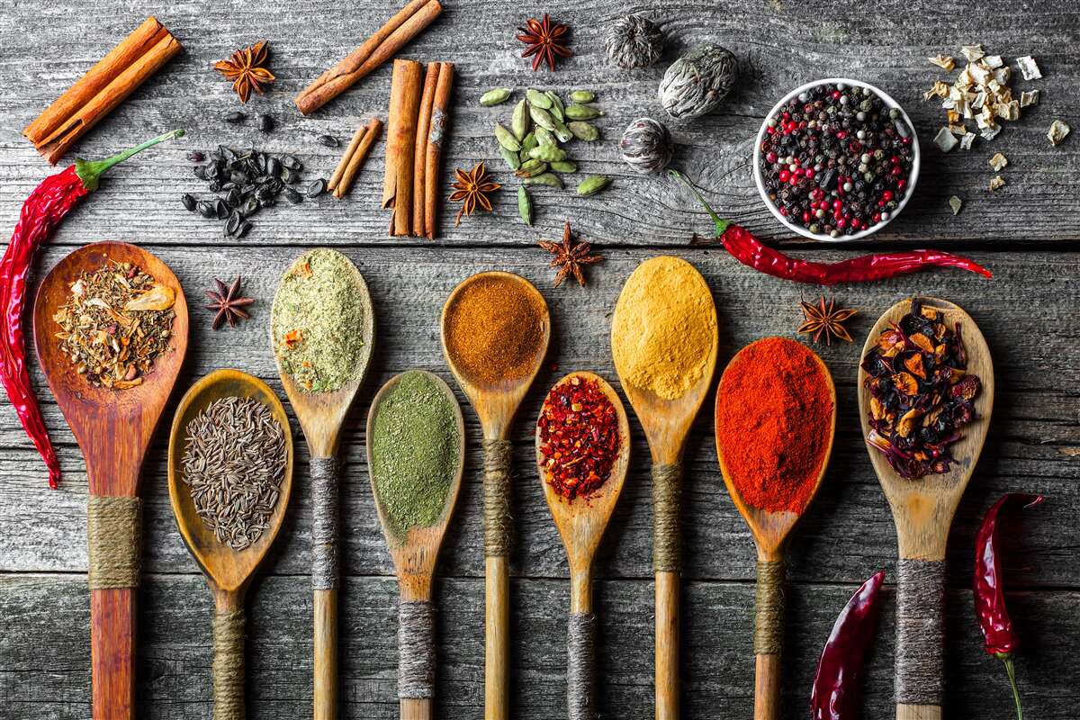 Papier peint condiments légers dans les couverts