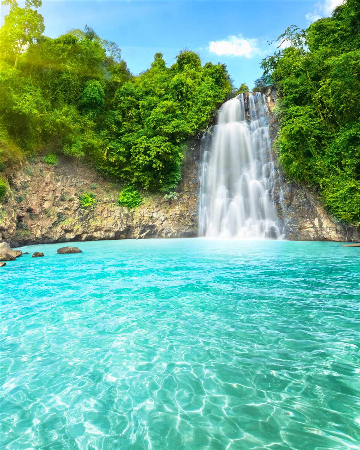 Papier peint les eaux d'une cascade de montagne, claires comme du cristal, dans le désert
