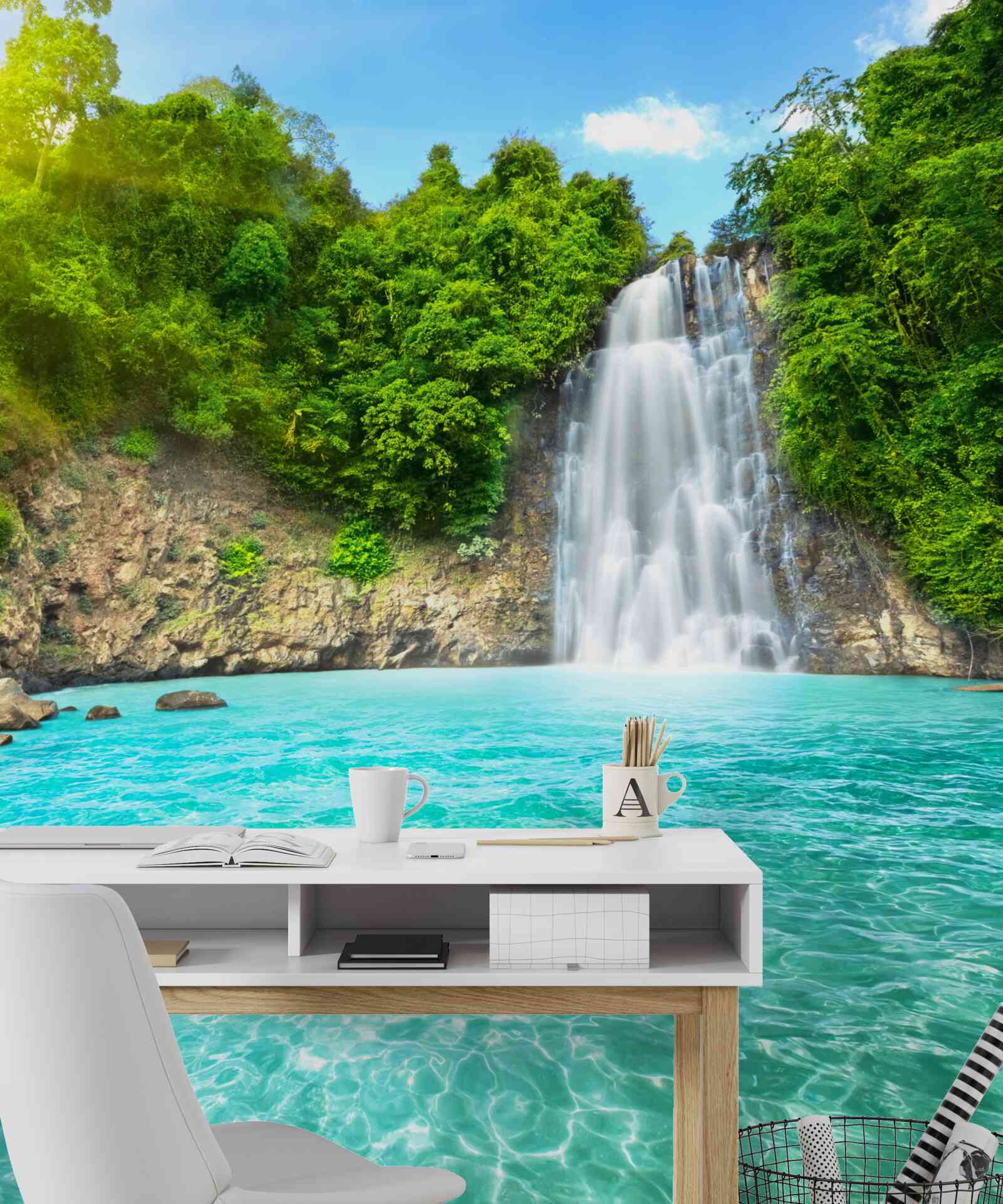 Papier peint les eaux d'une cascade de montagne, claires comme du cristal, dans le désert
