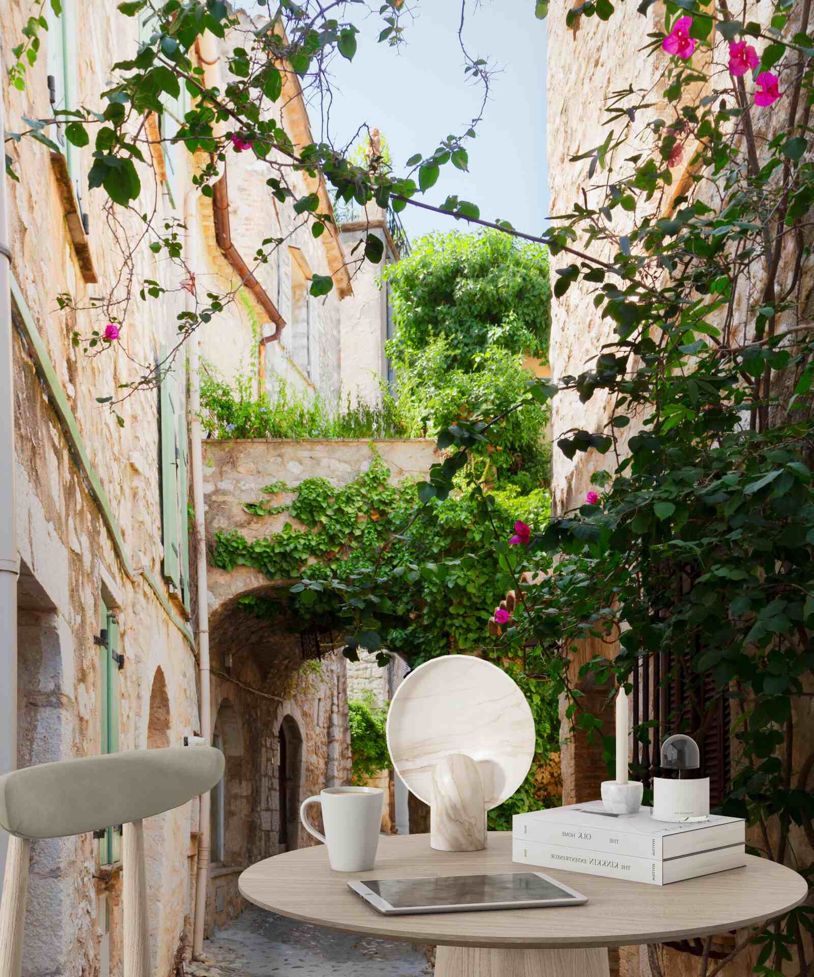 Papier peint ancienne rue étroite décorée de plantes vivantes