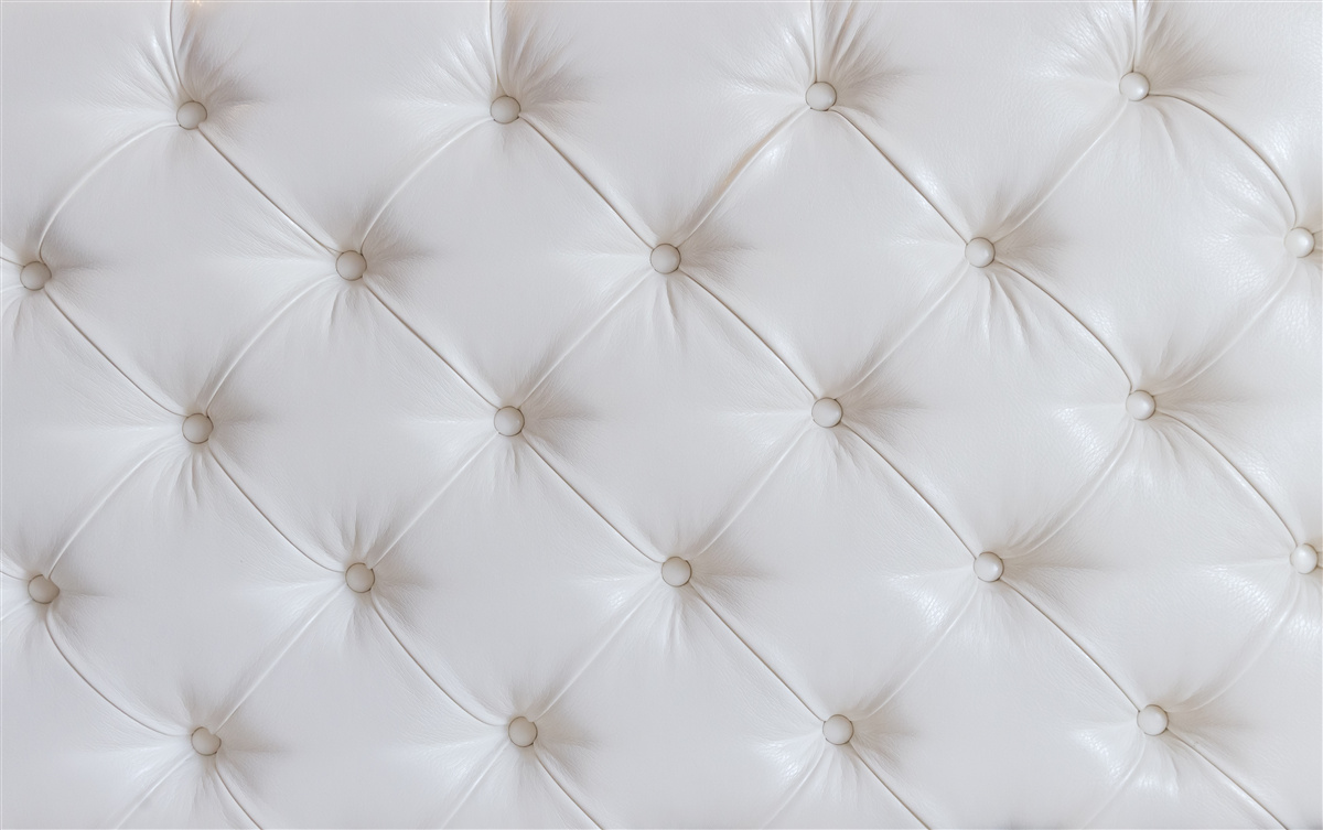 Papier peint sellerie en cuir blanc avec décorations en strass