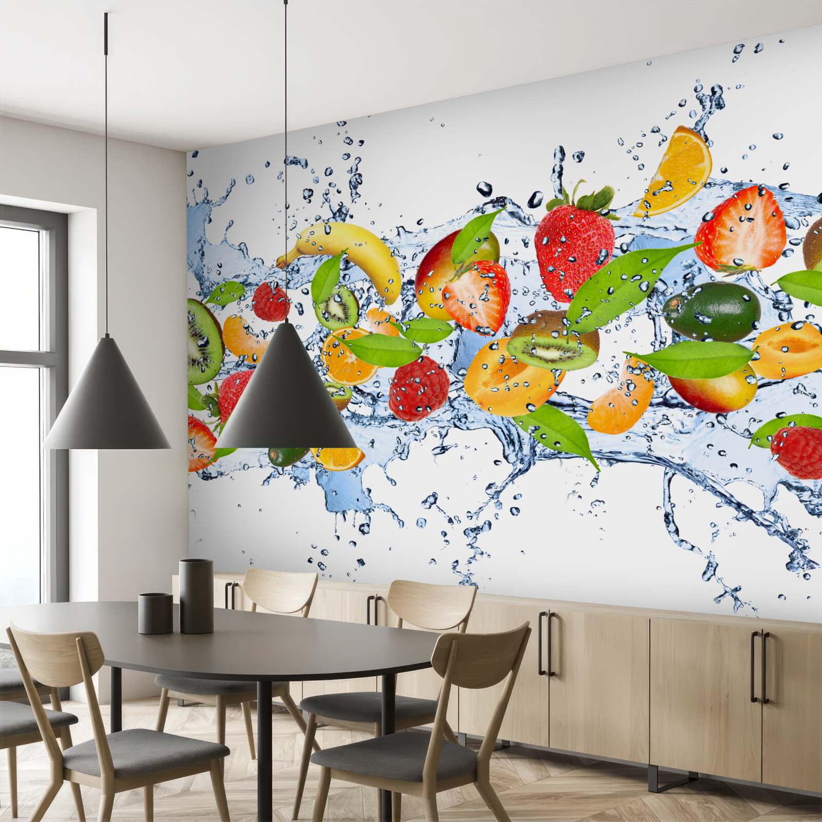 Papier peint des éclaboussures d'eau entourant les fruits et les baies