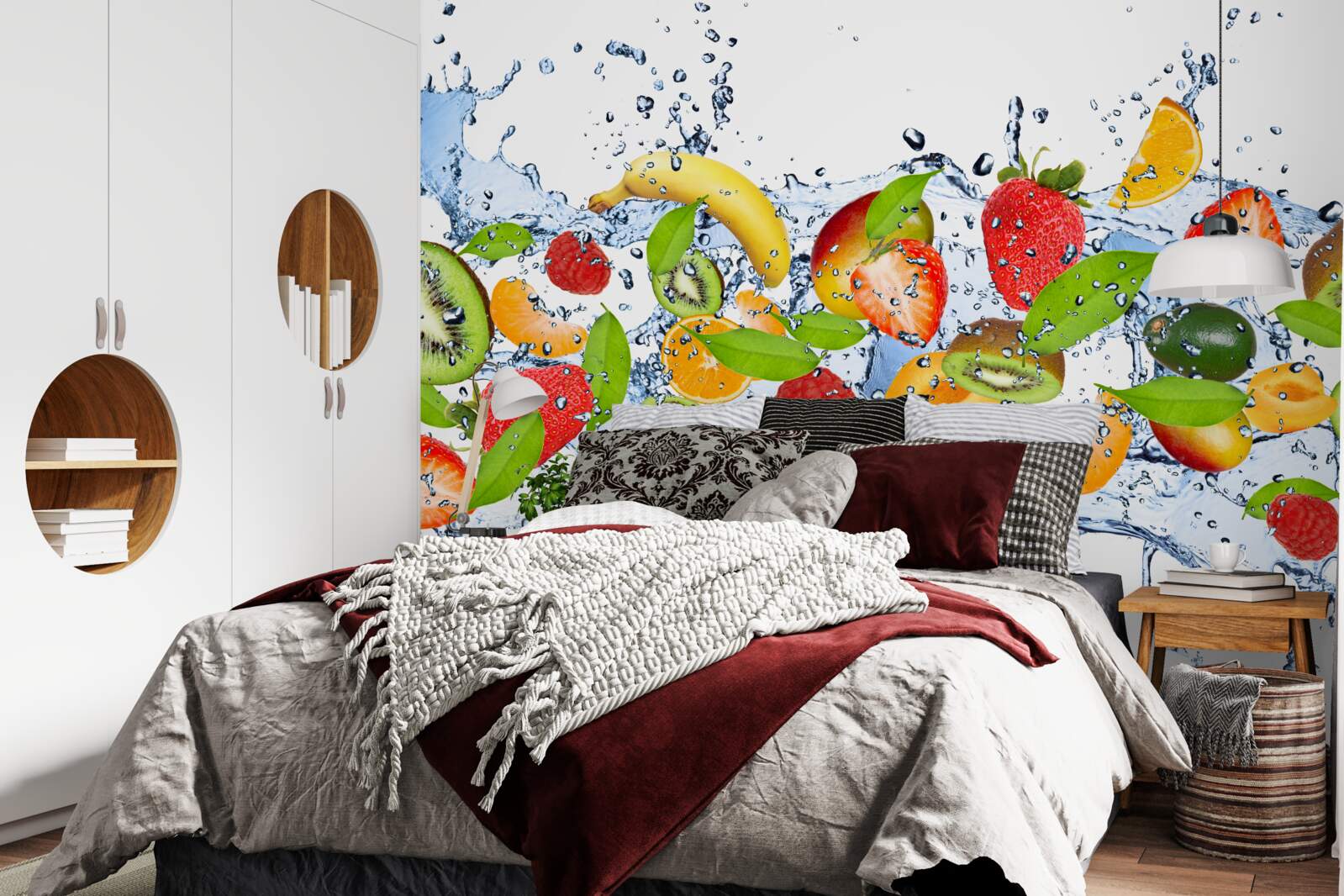 Papier peint des éclaboussures d'eau entourant les fruits et les baies