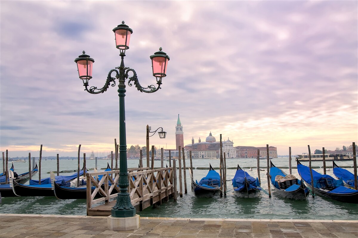 Papier peint gondoles vénitiennes sur la jetée
