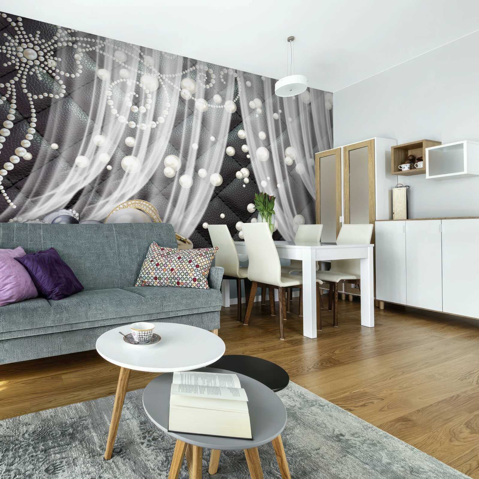 Papier peint décorations dorées et rideaux blancs