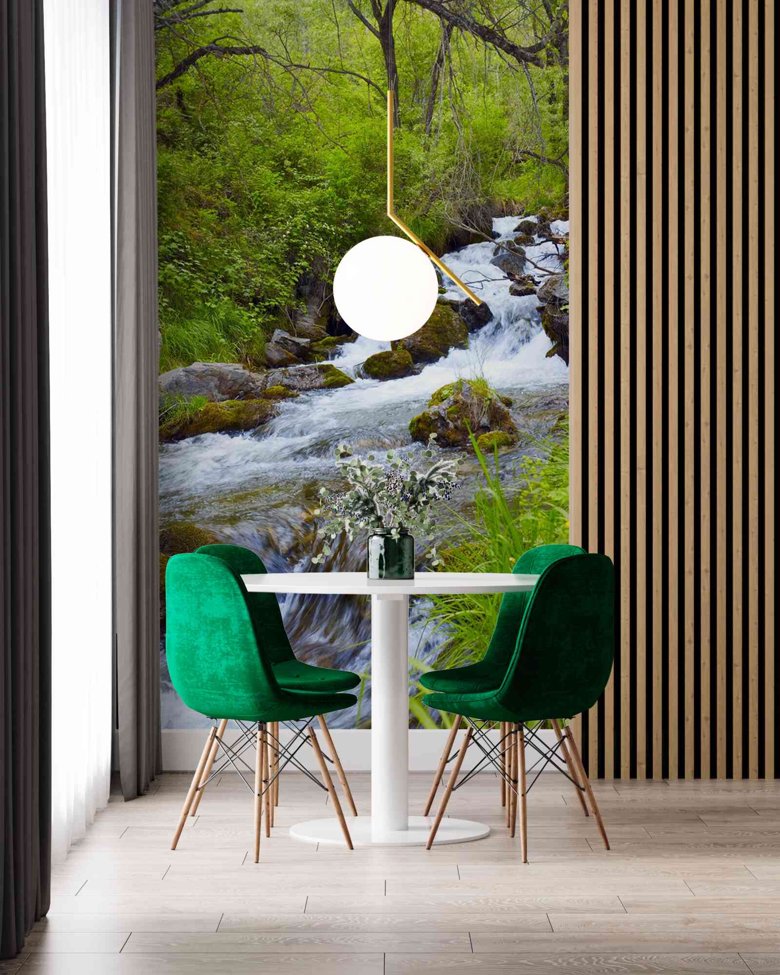 Papier peint chute d'eau coulant furieusement au milieu de la forêt