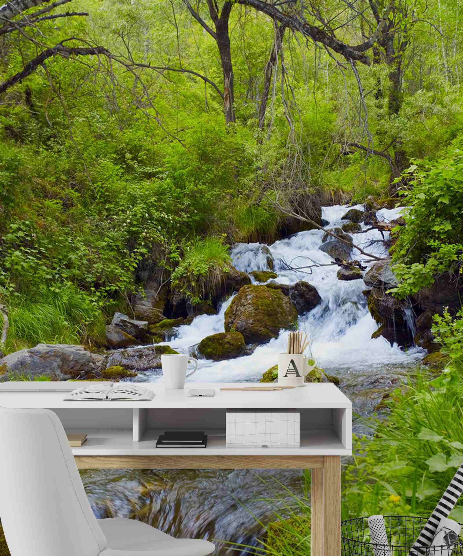 Papier peint chute d'eau coulant furieusement au milieu de la forêt