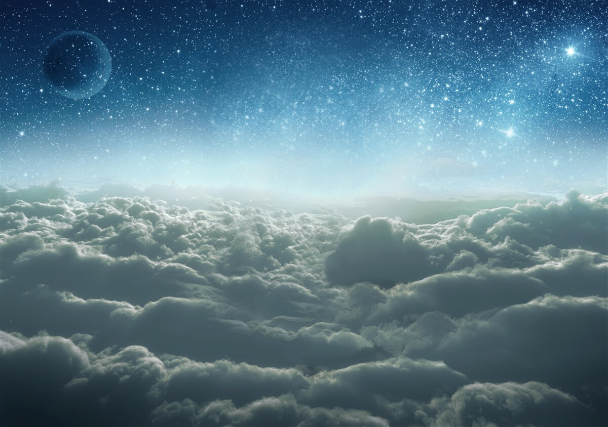 Papier peint des majestés nuageuses enchanteresses dans une nuit étoilée