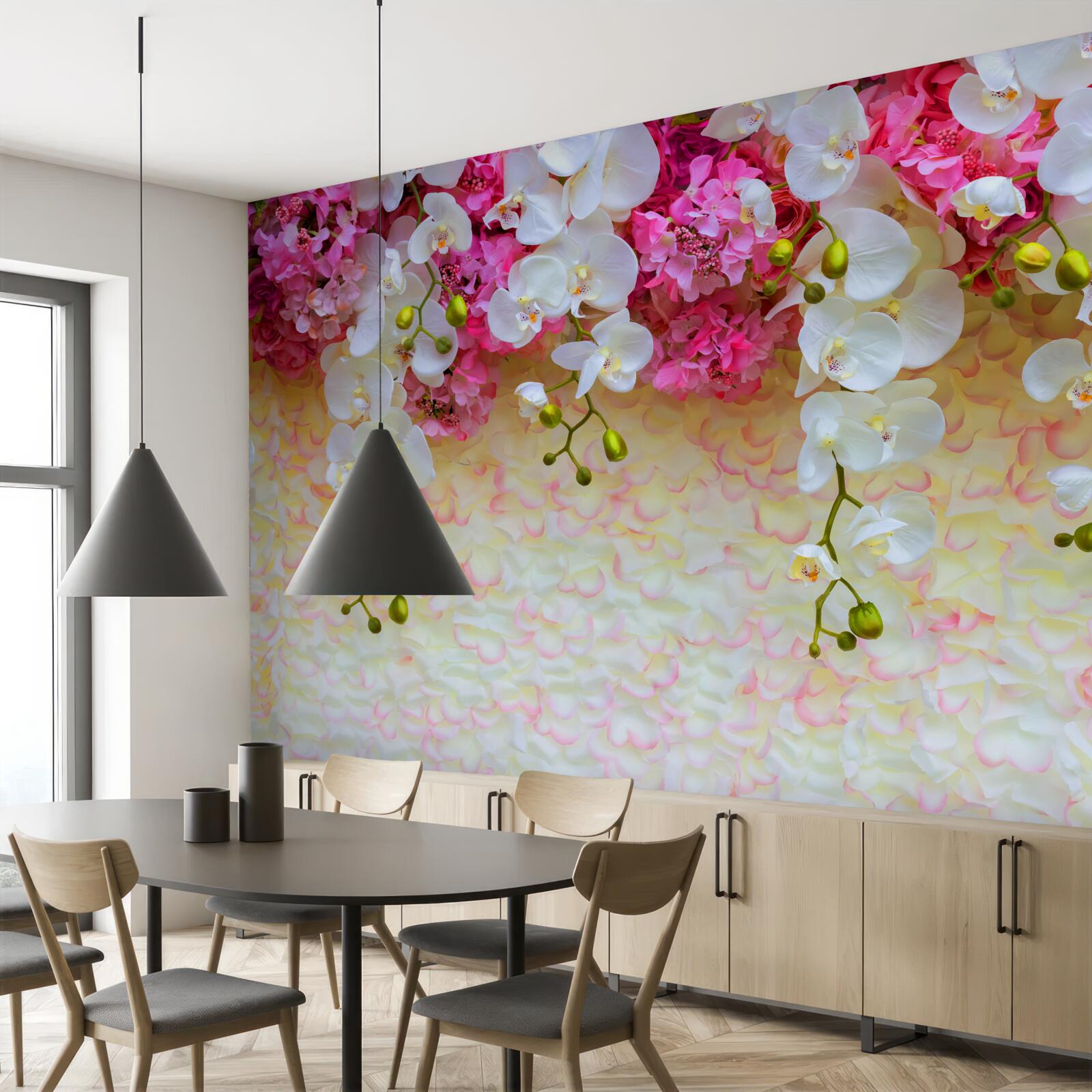 Papier peint Les orchidées sont blanches avec des reflets roses.