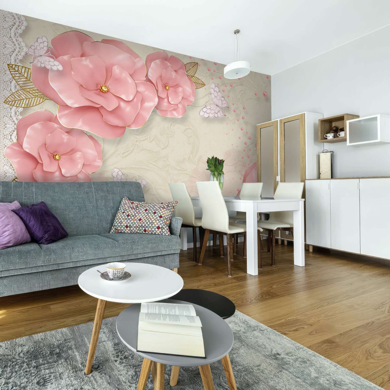 Papier peint des bourgeons roses impressionnants et des papillons de nuit d'un blanc pur