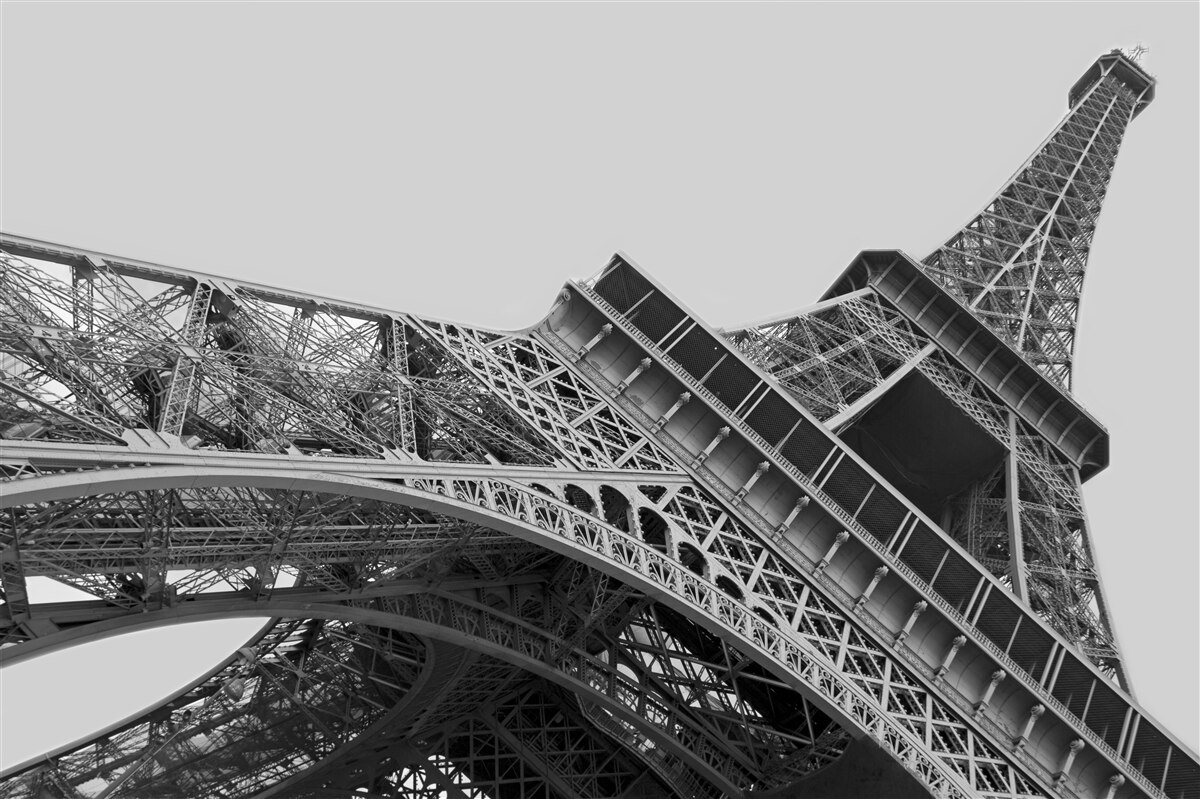 Papier peint vue en noir et blanc de la tour eiffel vue de dessous