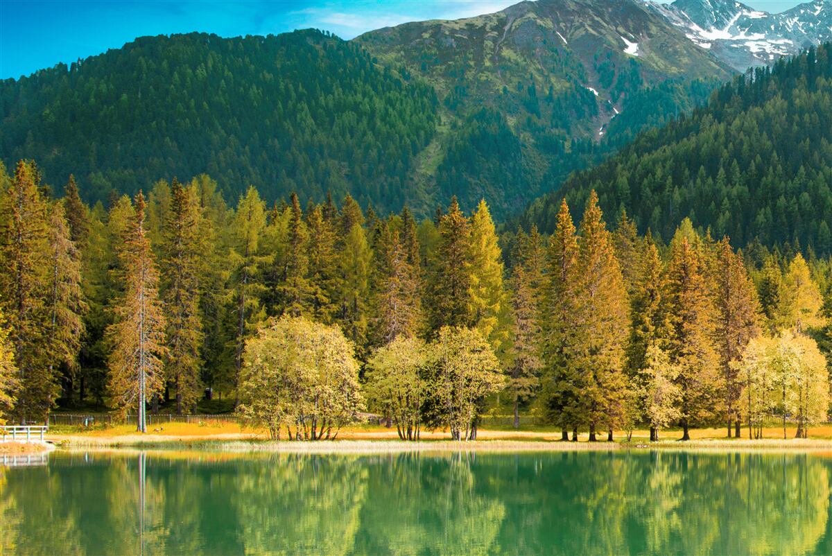 Papier peint lac de montagne dans un paysage d'automne
