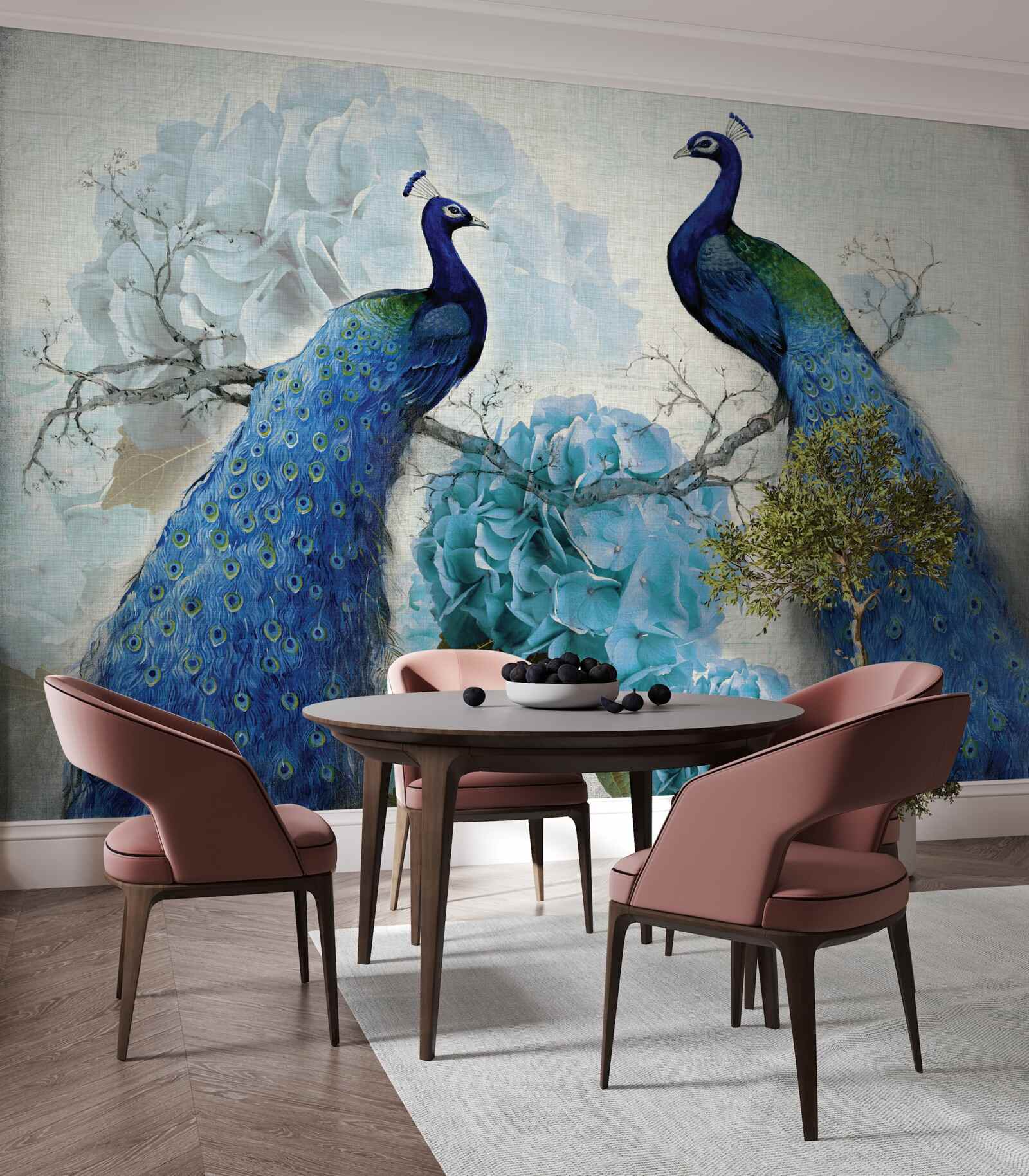 Papier peint paons avec des plumes bleues sur des fleurs de la même teinte