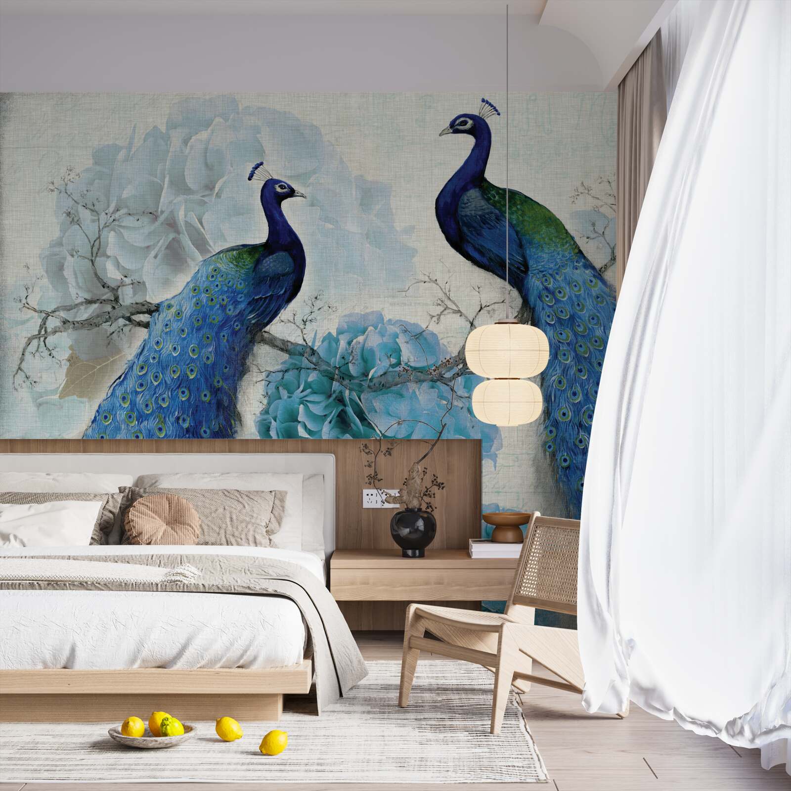 Papier peint paons avec des plumes bleues sur des fleurs de la même teinte