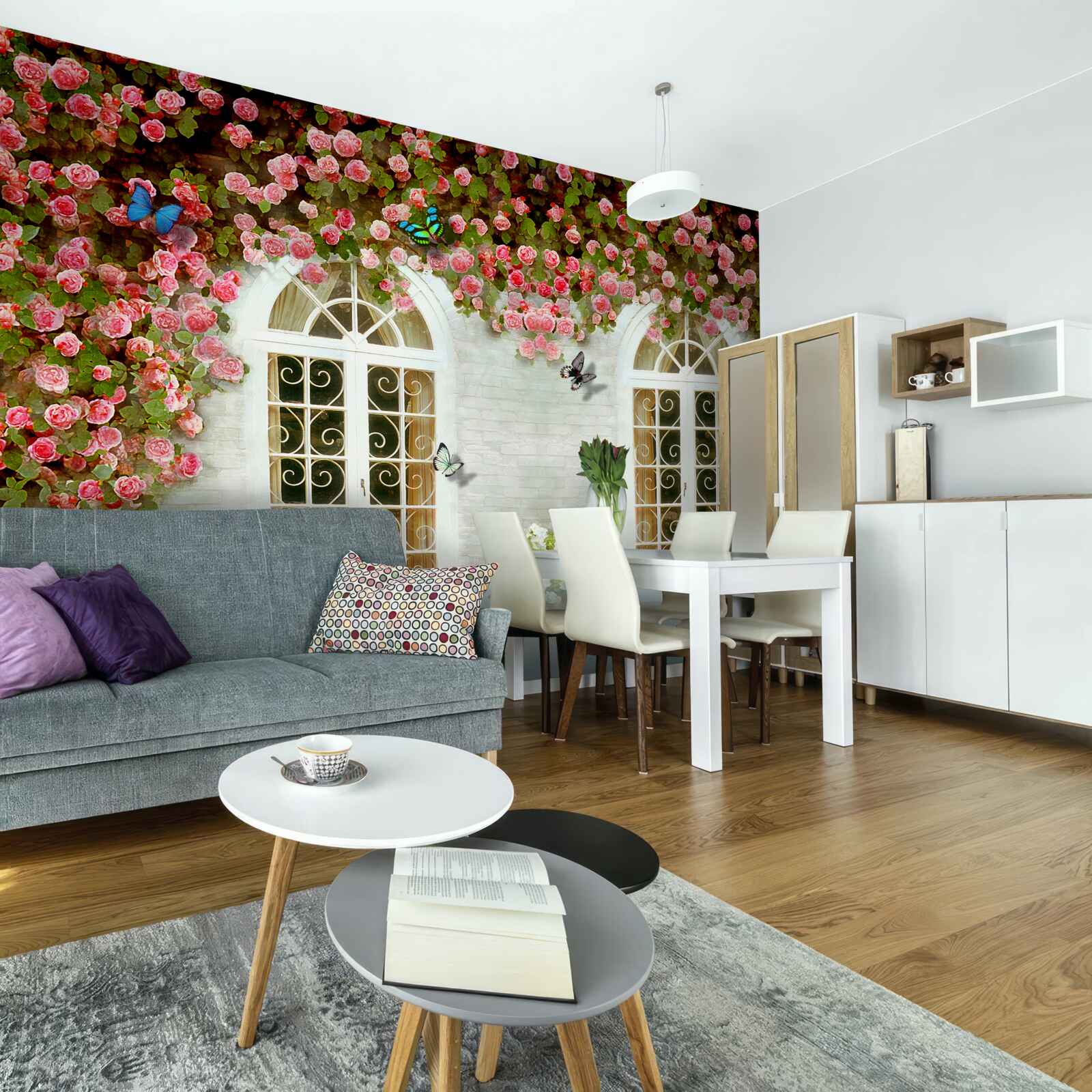 Papier peint les fenêtres sont entourées de roses en fleurs