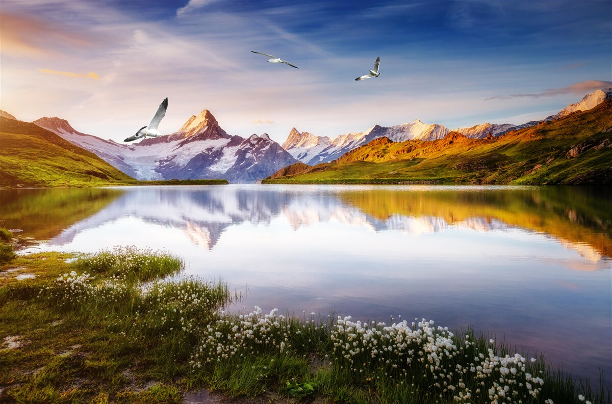 Papier peint coucher de soleil sur une rivière de montagne