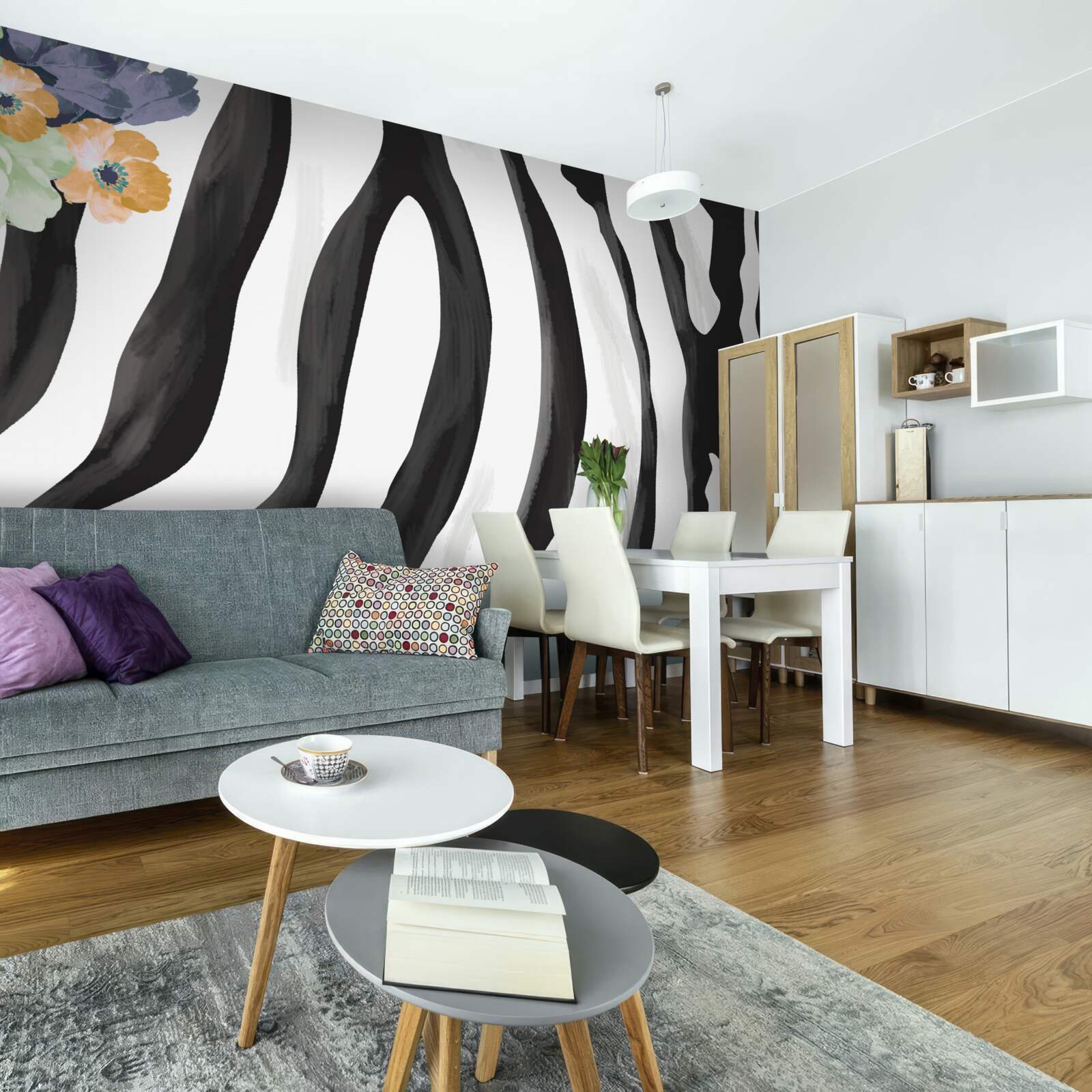 Papier peint fond avec des fleurs sur un fond de rayures noires et blanches