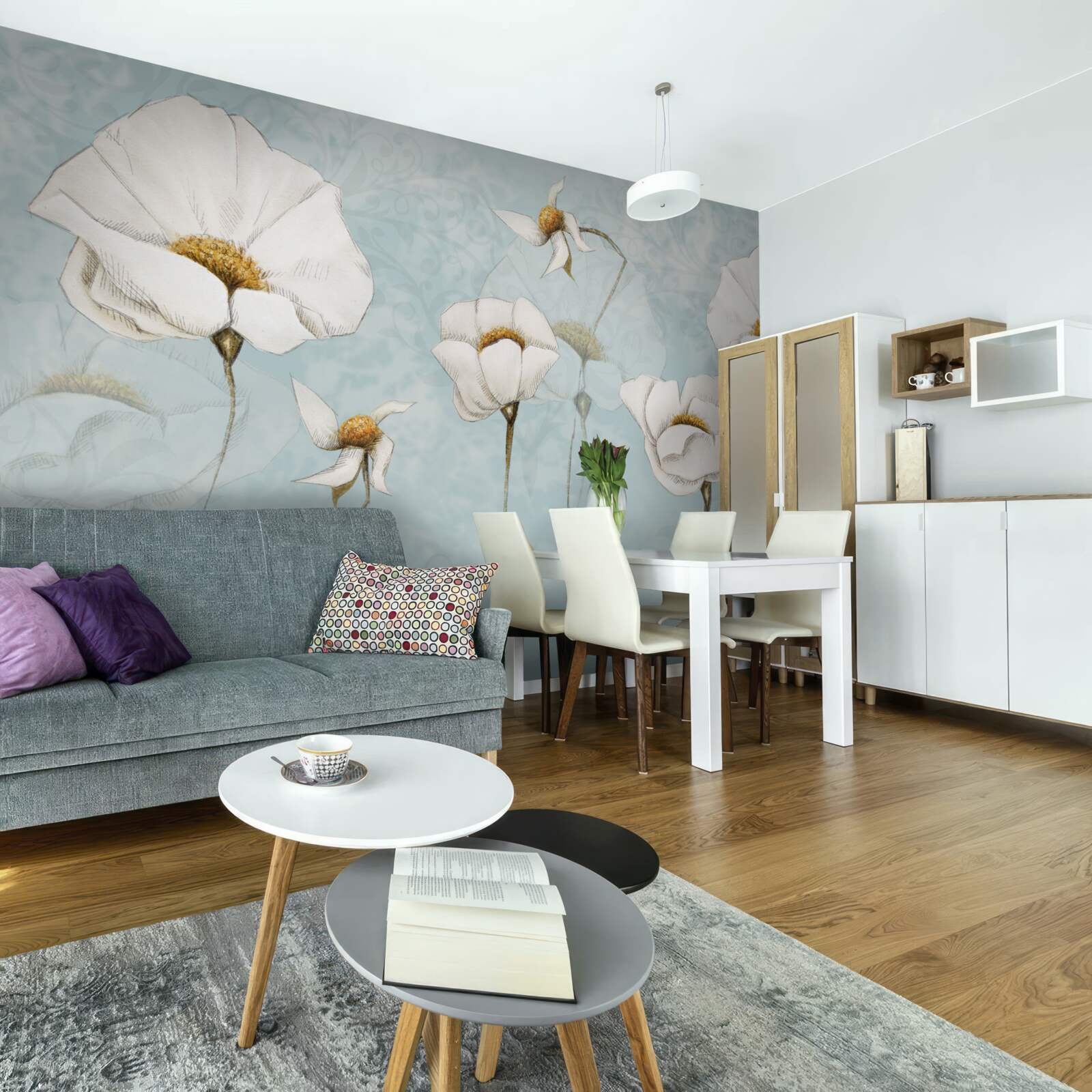 Papier peint Les coquelicots sont blancs comme la neige, sur des troncs hauts et délicats.