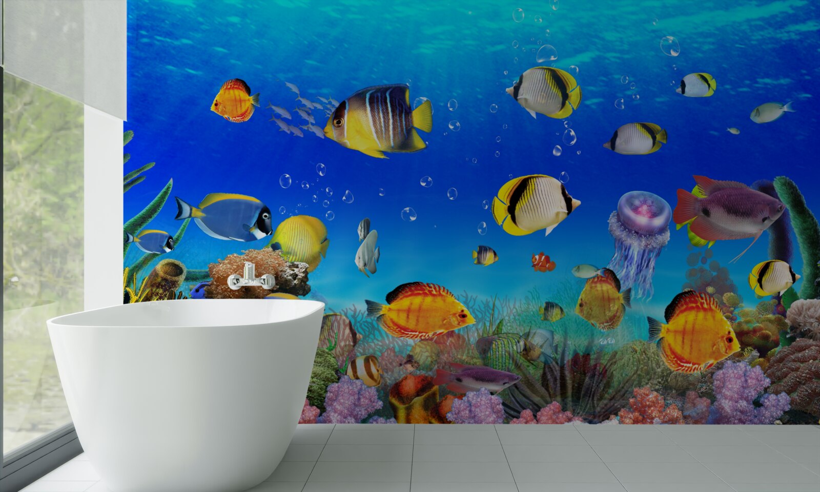 Papier peint poisson coloré dans l'eau bleue