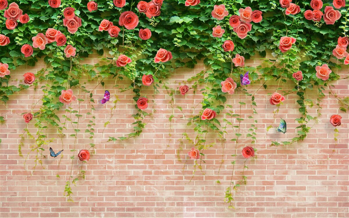 Papier peint fleurs pourpres sur un mur de briques
