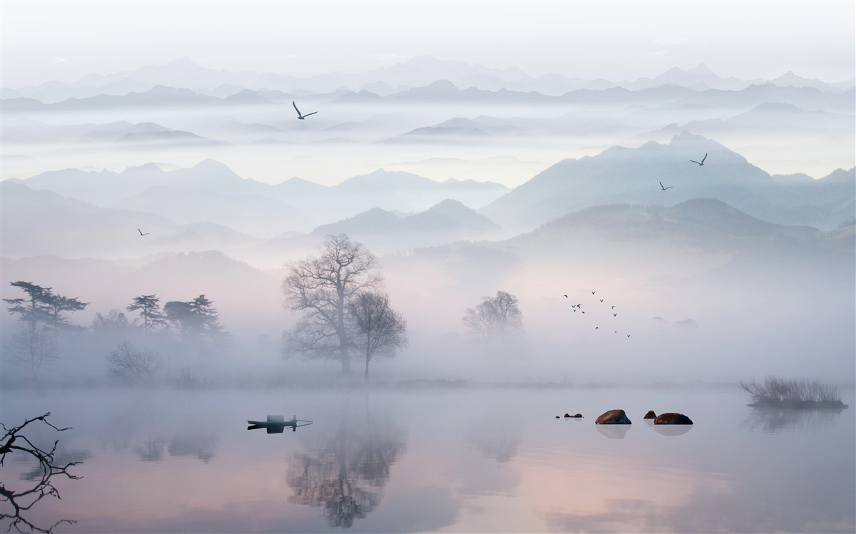 Papier peint brume matinale sur l'eau du lac