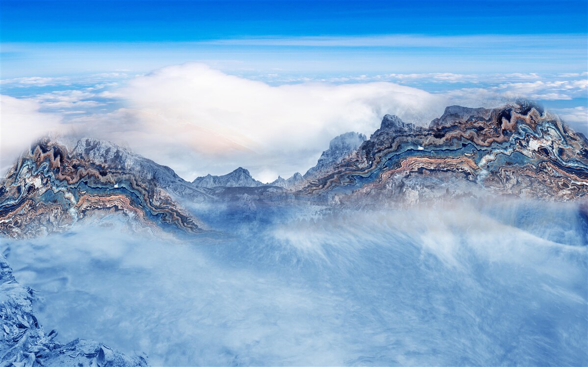 Papier peint les pics rocheux sont enveloppés d'un épais brouillard