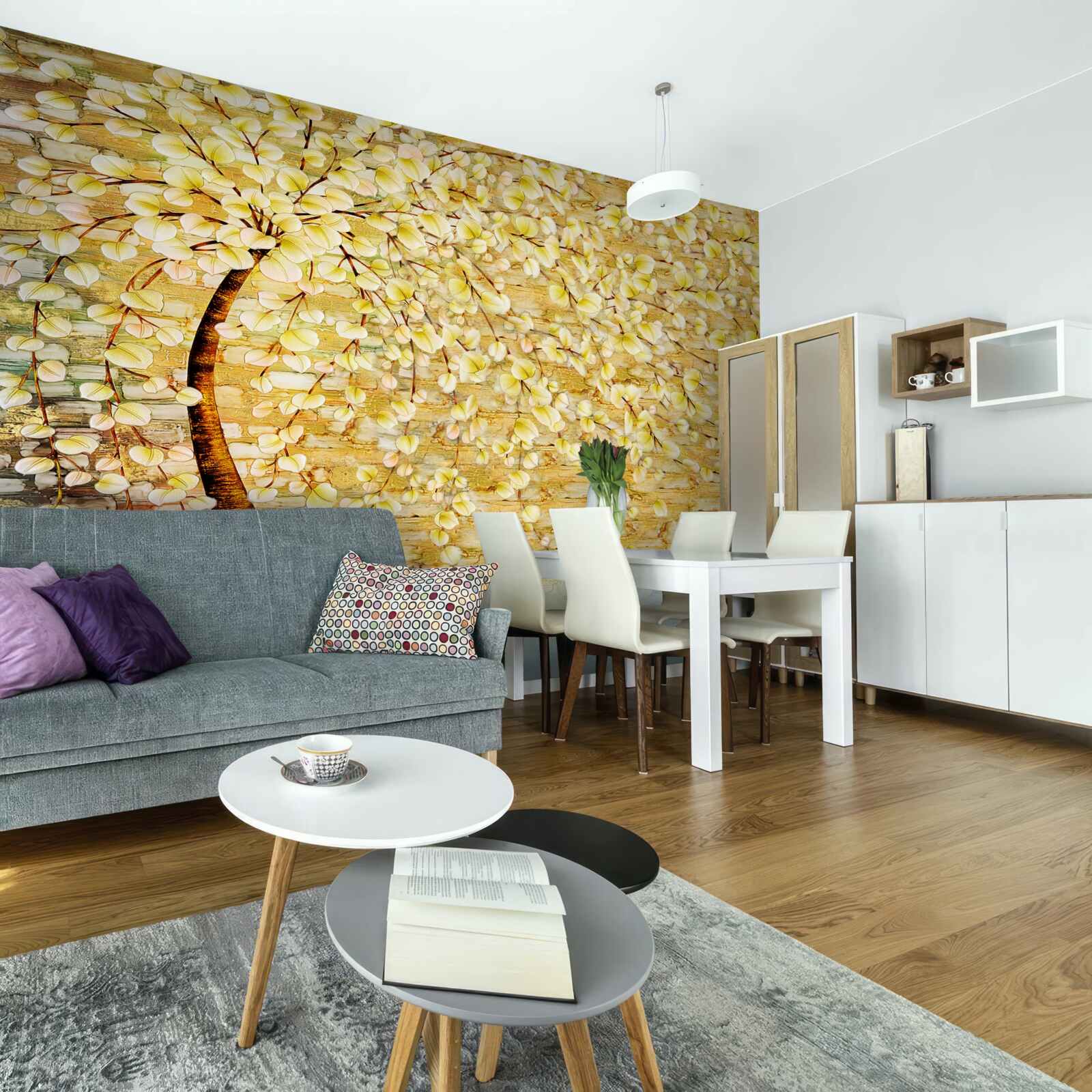 Papier peint arbre parsemé de fleurs blanches et jaunes