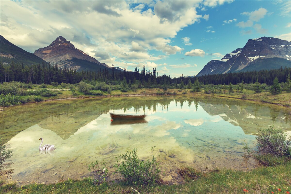 Papier peint réservoir entouré de montagnes aux pics rocheux