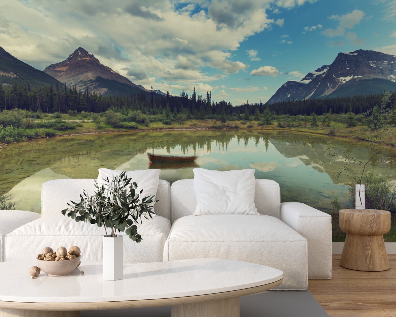 Papier peint réservoir entouré de montagnes aux pics rocheux