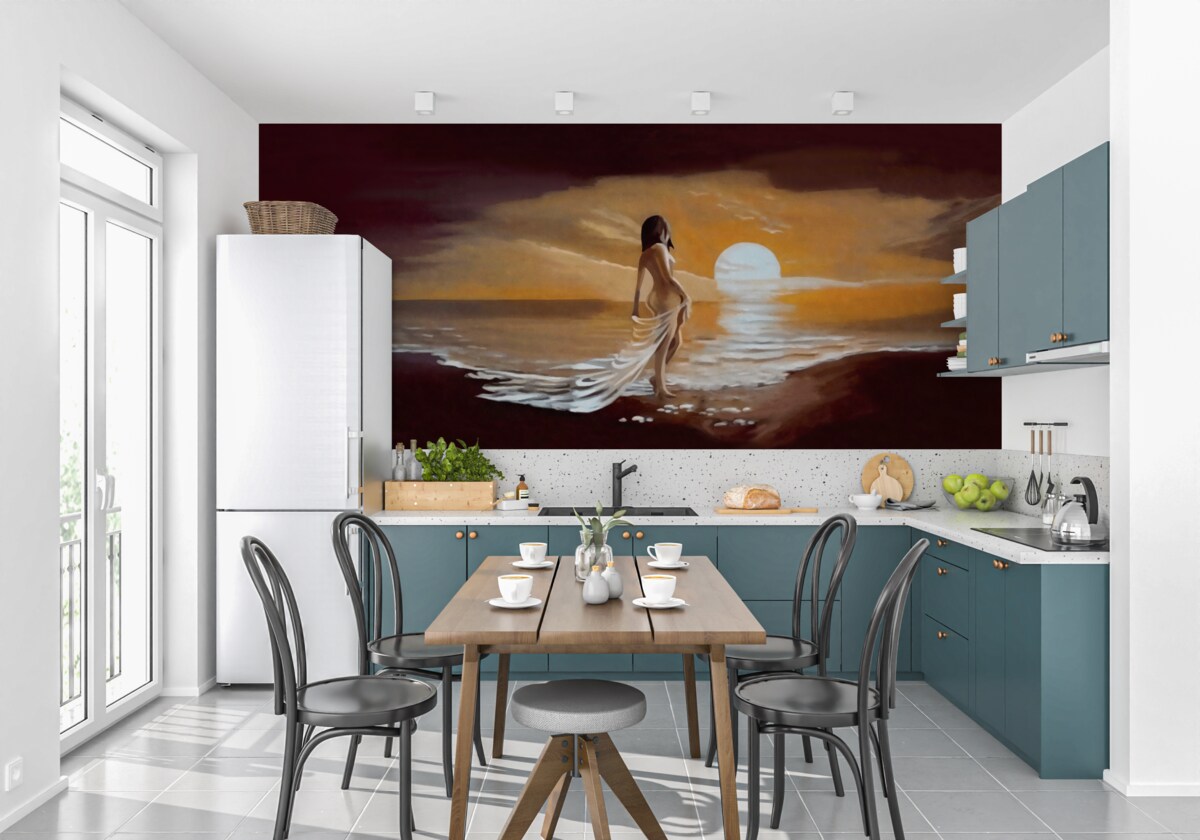 Papier peint une jeune fille regarde le coucher de soleil au bord de la mer