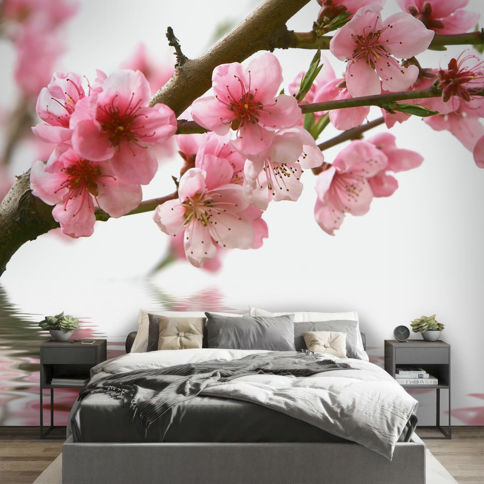 Papier peint branche de sakura rose suspendue au-dessus de l'eau