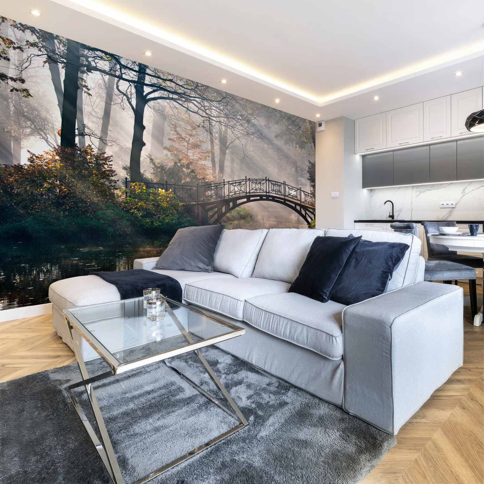 Papier peint le pont de la forêt brumeuse qui enjambe le lac est en bois