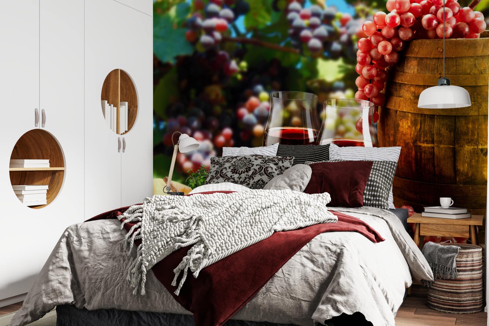 Papier peint les grappes de raisin forment la toile de fond des verres à vin remplis de vin