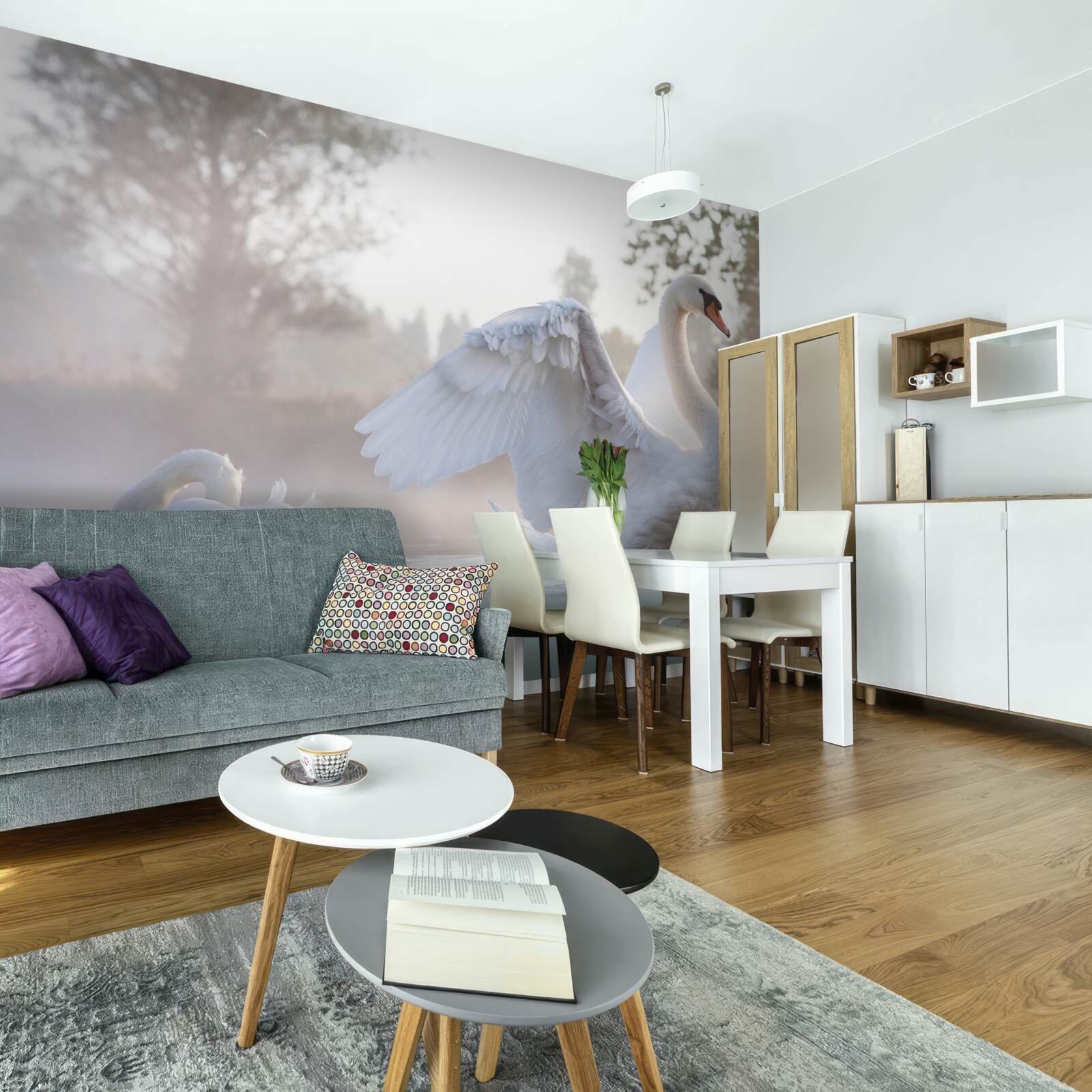 Papier peint majestueux cygne blanc comme neige flottant sur l'eau